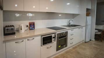 KĂŒhlschrank, Mikrowelle, Ofen, Herdplatte