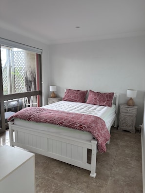 3 habitaciones y tabla de planchar con plancha