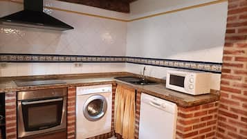 Frigorífico, microondas, horno y placa de cocina