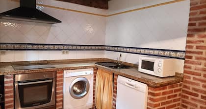 Casa Rural muy cerca de Salamanca. Amplio patio, piscina, chimenea...