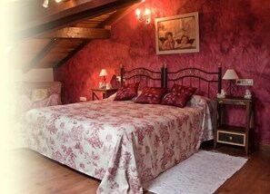 6 chambres, bureau, fer et planche à repasser, lit de bébé portatif