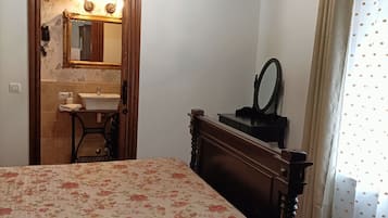 6 slaapkamers, een bureau, een strijkplank/strijkijzer, reisbedje