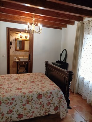 6 Schlafzimmer, Schreibtisch, Bügeleisen/Bügelbrett, Reisekinderbett