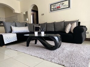 TV, Netflix, streaming services - Cosy and stylish home (Mombasa)