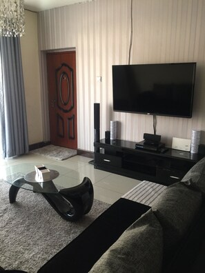 TV, Netflix, streaming services - Cosy and stylish home (Mombasa)