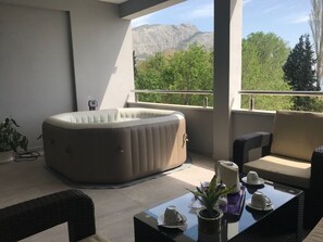 Outdoor spa tub