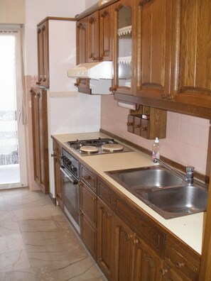 Fridge, oven, stovetop, coffee/tea maker