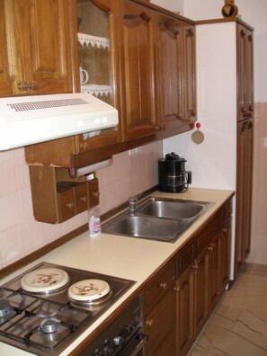 Een koelkast, een oven, een kookplaat, een koffiezetapparaat/waterkoker