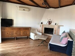 TV, fireplace