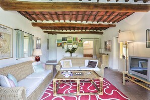 Fernseher, Kamin, DVD-Player, Stereoanlage