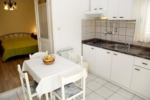 Dining - Apartment in Vodice with Terrace, Air condition, WIFI, (4382-2) (Vodice)