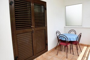 Outdoor dining - Apartment in Vodice with Terrace, Air condition, WIFI, (4382-2) (Vodice)