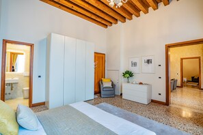 4 Schlafzimmer, BĂŒgeleisen/BĂŒgelbrett, kostenloses WLAN, BettwĂ€sche