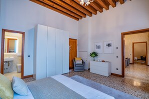 4 bedrooms, iron/ironing board, WiFi (free), bed sheets