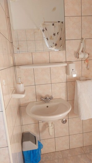 Bathtub, hair dryer, towels