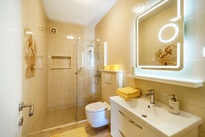 Een douche, handdoeken
