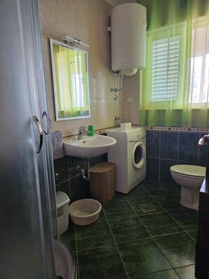 Dusche, Haartrockner, Handtücher