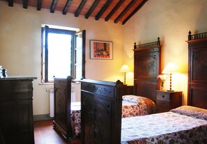 3 bedrooms, iron/ironing board, travel crib, internet