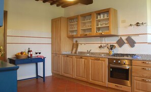 Réfrigérateur, un four, surface de cuisson, lave-vaisselle