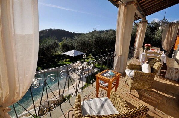 تناول الطعام بالخارج