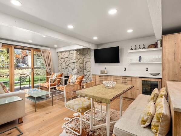 TV, fireplace