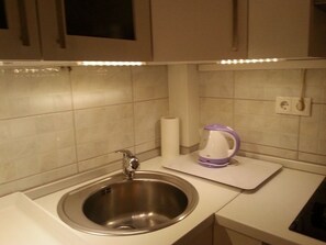 Kjøleskap, ovn, kaffetrakter/tekoker og vannkoker