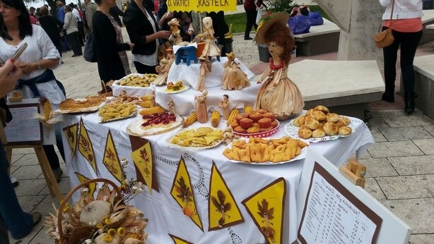 A table with various food items and a sign that reads "D. VRTICI KASTELA". - Apartment in Zagreb with Balcony, WIFI, Washing machine (4292-1) (Zagreb)
