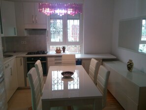 Kjøleskap, ovn, kaffetrakter/tekoker og vannkoker