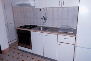 Fridge, oven, stovetop, coffee/tea maker