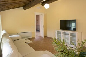 Téléviseur, foyer, lecteur de DVD, chaîne audio