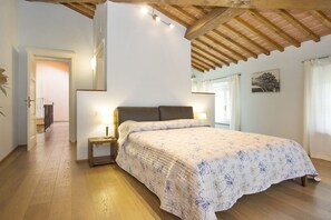 5 chambres, fer et planche à repasser, lit de bébé portatif