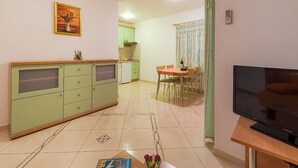 A compact living space with a kitchenette, dining area, and a television. - Apartment in Bol with Balcony, Air condition, WIFI, Dishwasher (5217-7) (Bol)