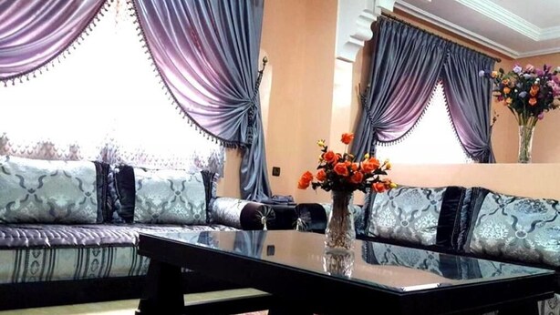 A living room with a sofa, a coffee table, and a vase with flowers. - Level of villa in Marrakech 3557 (Marrakech)