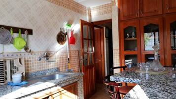 Refrigerador, parrilla de estufa y utensilios de cocina