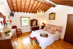 2 bedrooms, iron/ironing board, travel crib, internet