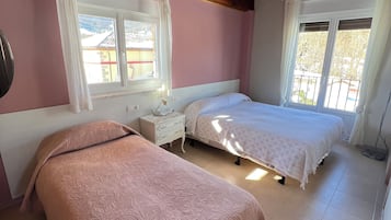 4 slaapkamers, een bureau, reisbedje, gratis wifi