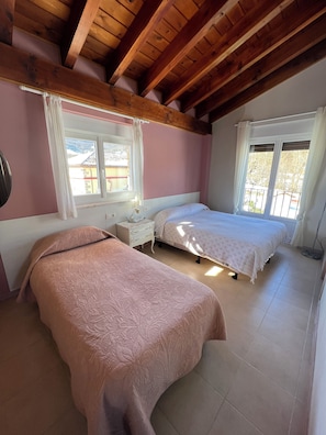 4 bedrooms, desk, travel cot, free WiFi