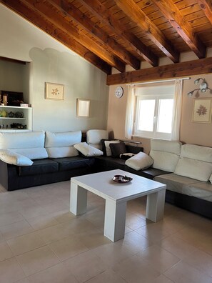 Smart TV, chimenea, reproductor de DVD y estéreo 