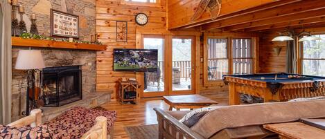 Televisión, chimenea, reproductor de DVD, mesa de ping pong