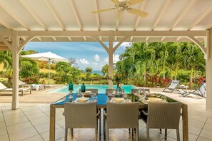 Outdoor dining - Majestic Palm - Dream villa feet in the water (Le Vauclin)