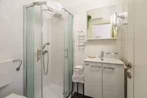 Dusche, Haartrockner, Handtücher