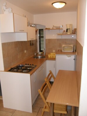 ثلاجة، ميكروويف، موقد طهي مسطح، ماكينة لصنع القهوة/الشاي