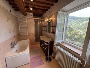 Doccia, vasca idromassaggio, bidet