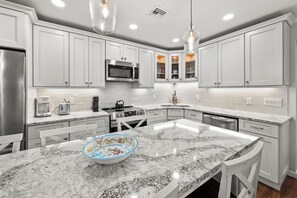 Køleskab, mikrobølgeovn, ovn, kogeplade