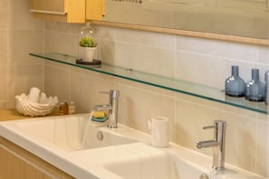 Dusj, hårføner og håndklær