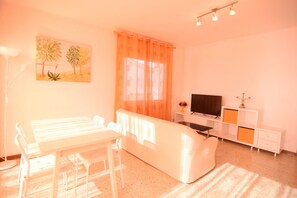 TV - HomeHolidaysRentals Millet- Costa Barcelona (Pineda de Mar)