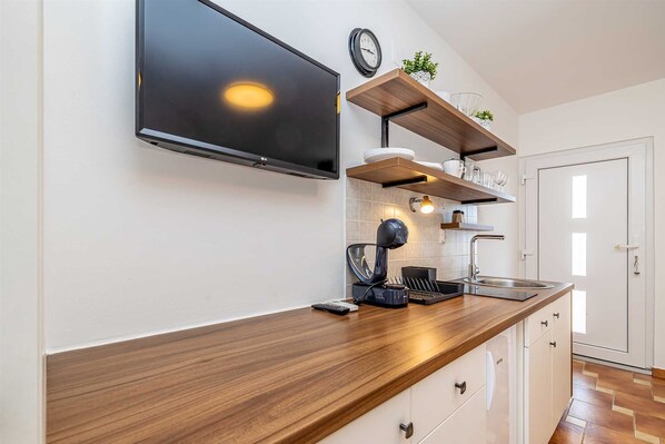 Fridge, stovetop, coffee/tea maker, electric kettle