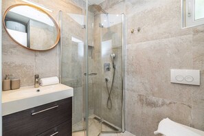 Haartrockner, Handtücher, Toilettenpapier