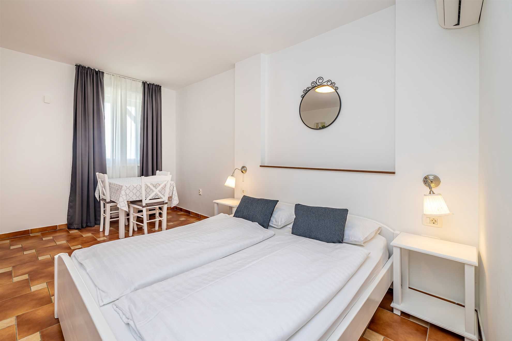 Tallelokero huoneessa, Wi-Fi, vuodevaatteet