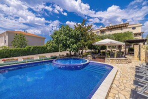 Piscine extérieure, piscine chauffée